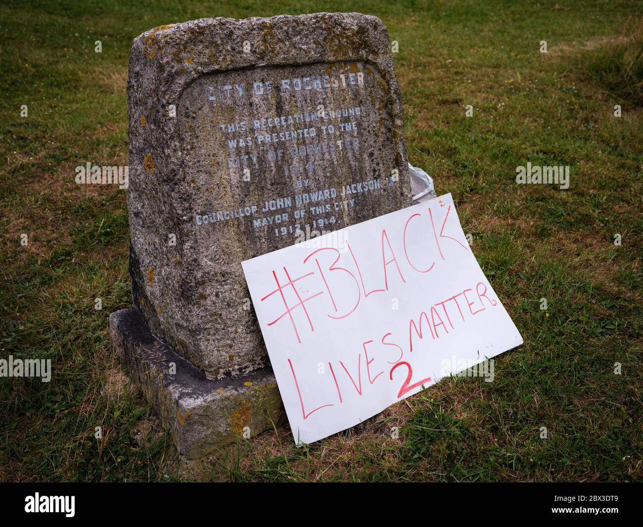 Juni 2020. Rochester, Kent. Vereinigtes Königreich. Ein Plakat ruht auf einem Grabstein während eines Black Lives Matter Protests in Rochester Stockfoto