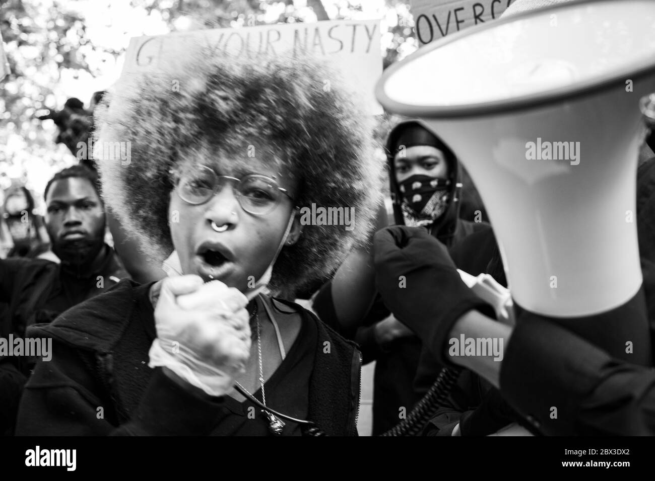 Eine junge Frau, die eine zornige Rede beim Protest von Black Lives Matters im Hyde Park, London, 3. Juni 2020 hält Stockfoto