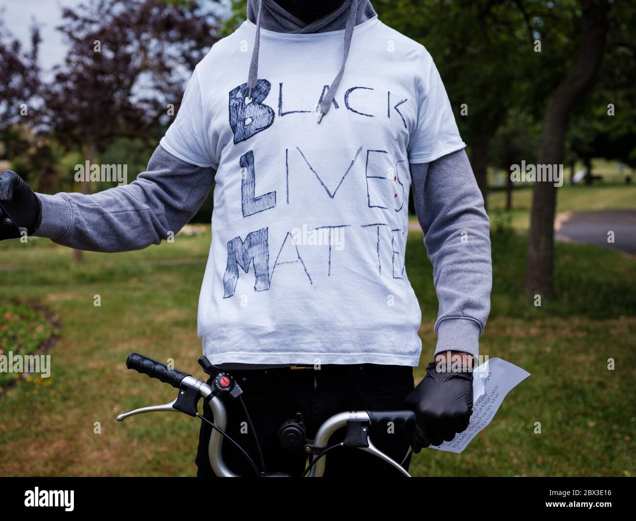 Juni 2020. Rochester, Kent. England. Vereinigtes Königreich. Ein Protestierende, der ein handgeschriebenes T-Shirt trägt, um die Sache der Schwarzen Leben zu unterstützen Stockfoto