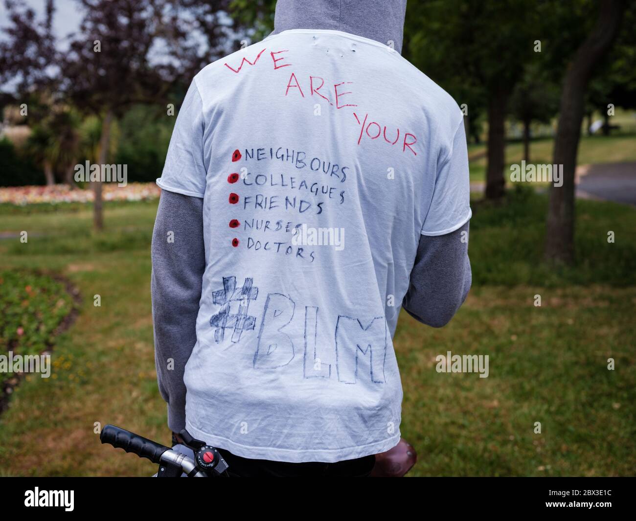 Juni 2020. Rochester, Kent. England. Vereinigtes Königreich. Ein Protestierende trägt ein handgeschriebenes T-Shirt zur Unterstützung der Black Lives Matter in Rochester. Stockfoto
