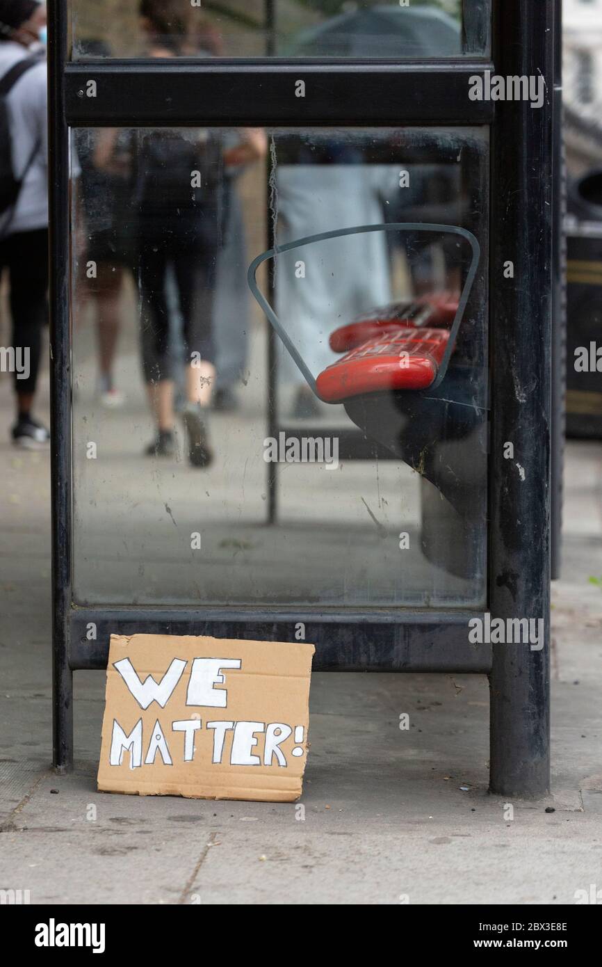 Ein verlassene Protestschild, das sich nach dem Black Lives Protest gegen eine Bushaltestelle lehnt, ist wichtig für den Protest in London, 3. Juni 2020 Stockfoto