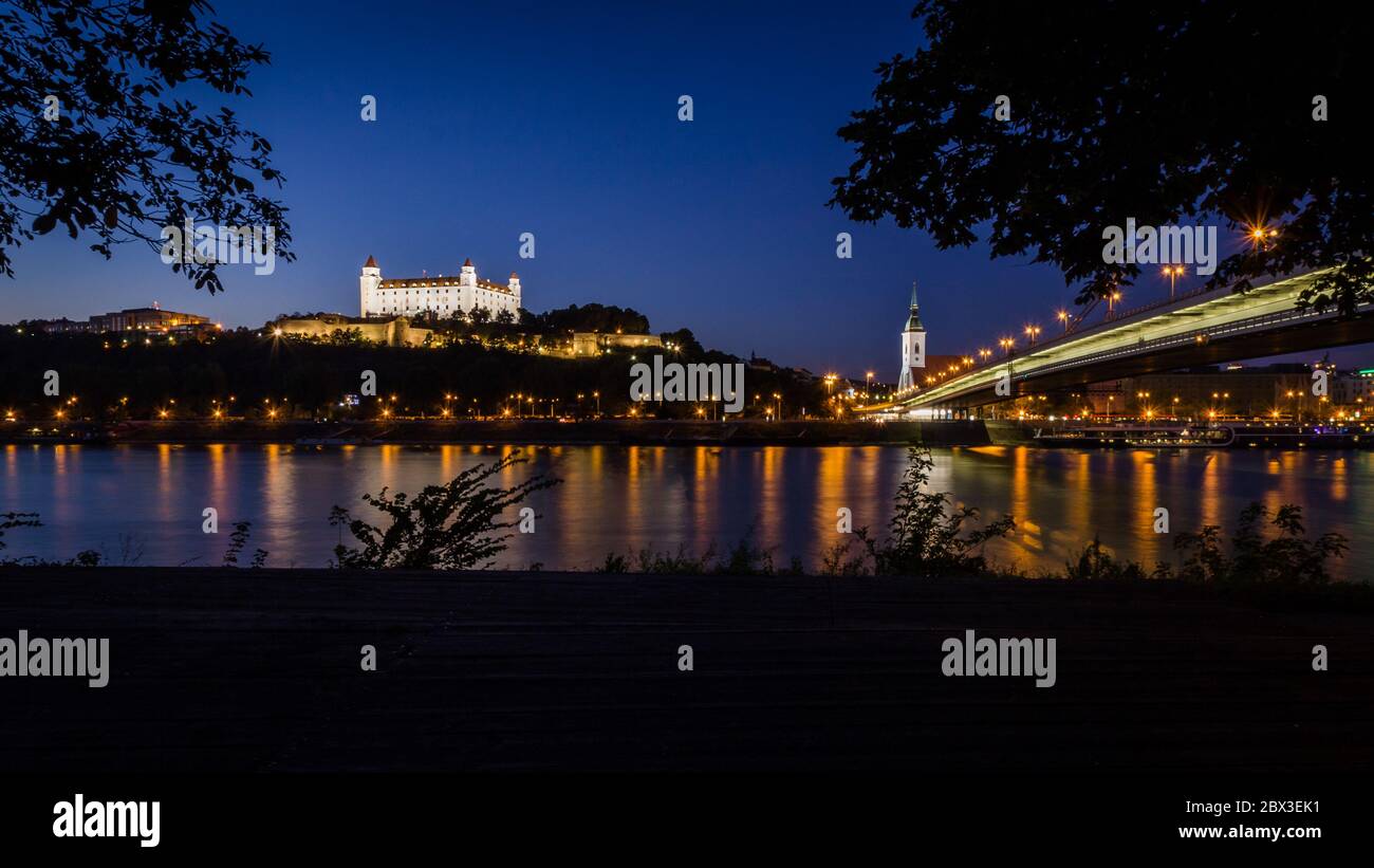 Bratislava Burg über Donau in Bratislava Altstadt bei Nacht, Slowakei Stockfoto