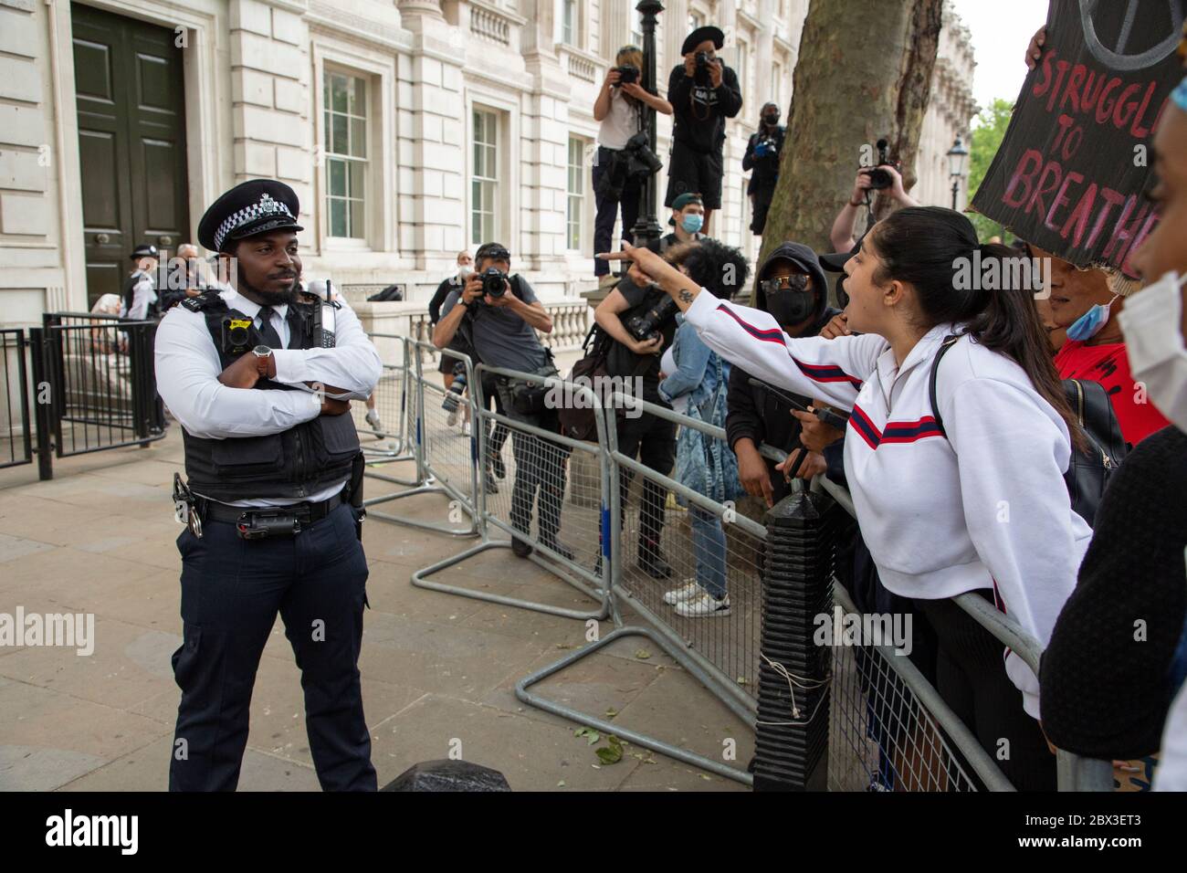 Demonstranten konfrontieren die Polizei während des Black Lives Matters Protestes vor der Downing Street 10, London, 3. Juni 2020 Stockfoto