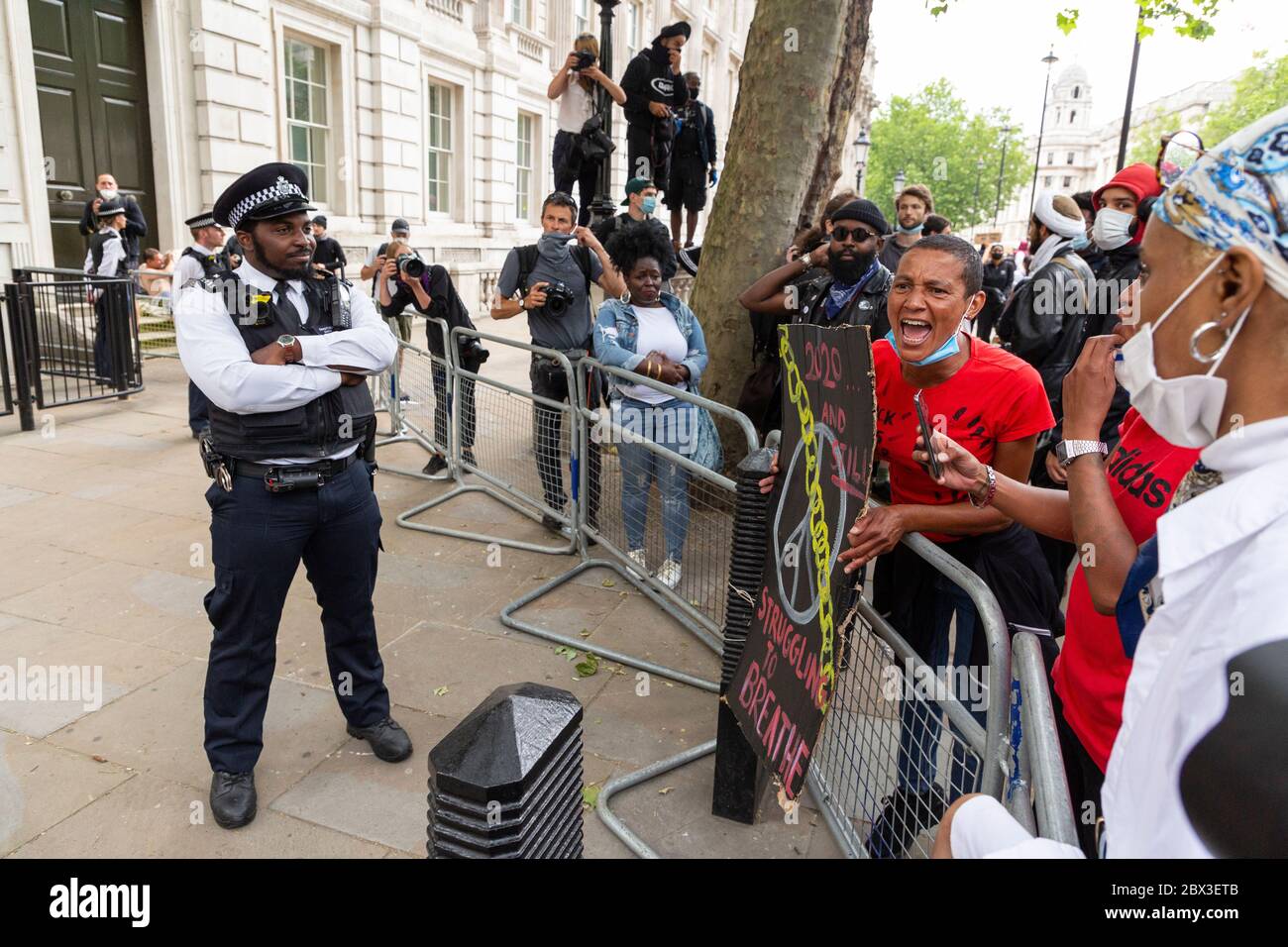 Demonstranten konfrontieren die Polizei während des Black Lives Matters Protestes vor der Downing Street 10, London, 3. Juni 2020 Stockfoto