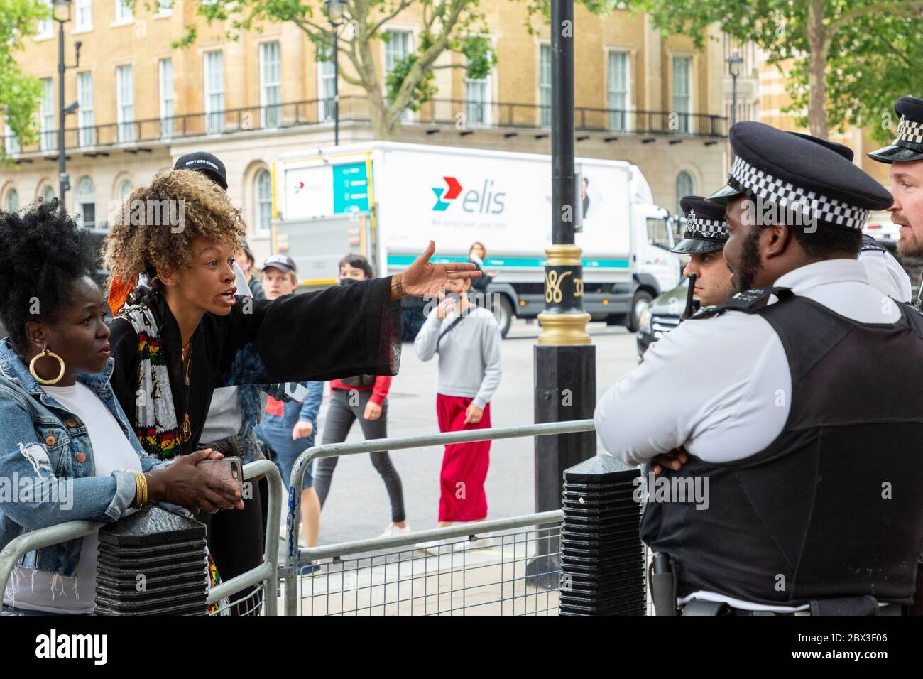 Eine verärgerte Frau konfrontiert die Polizei während des Black Lives Matters Protestes außerhalb der Downing Street 10, London, 3. Juni 2020 Stockfoto