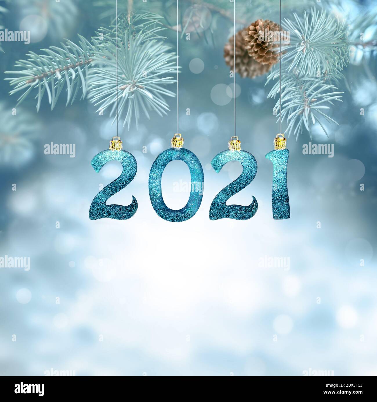 Schöne Winterlandschaft mit Tannenzweig und Kegel. Winterhintergrund. 2021. Stockfoto