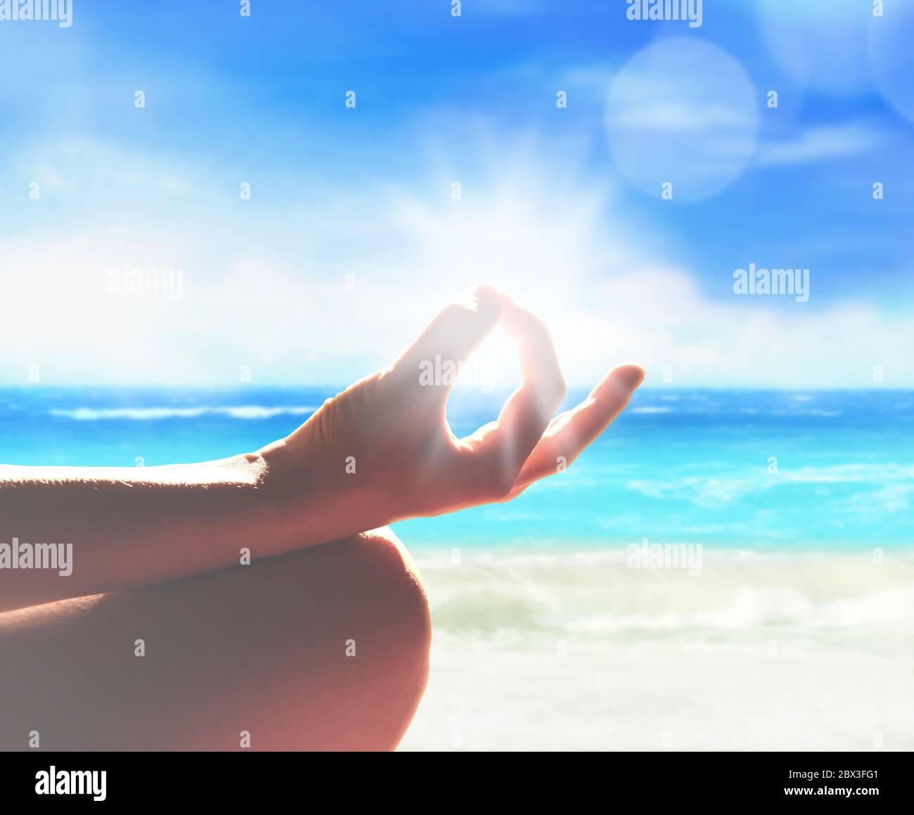 Yoga, Meditation und gesunder Lebensstil. Sonnenuntergang am Strand. Stockfoto