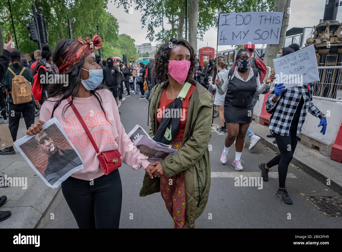 Tausende von Black Lives Matter (BLM) Aktivisten und Unterstützer marschieren nach Wesminster, um gegen den Tod von George Floyd in den USA zu protestieren. Stockfoto