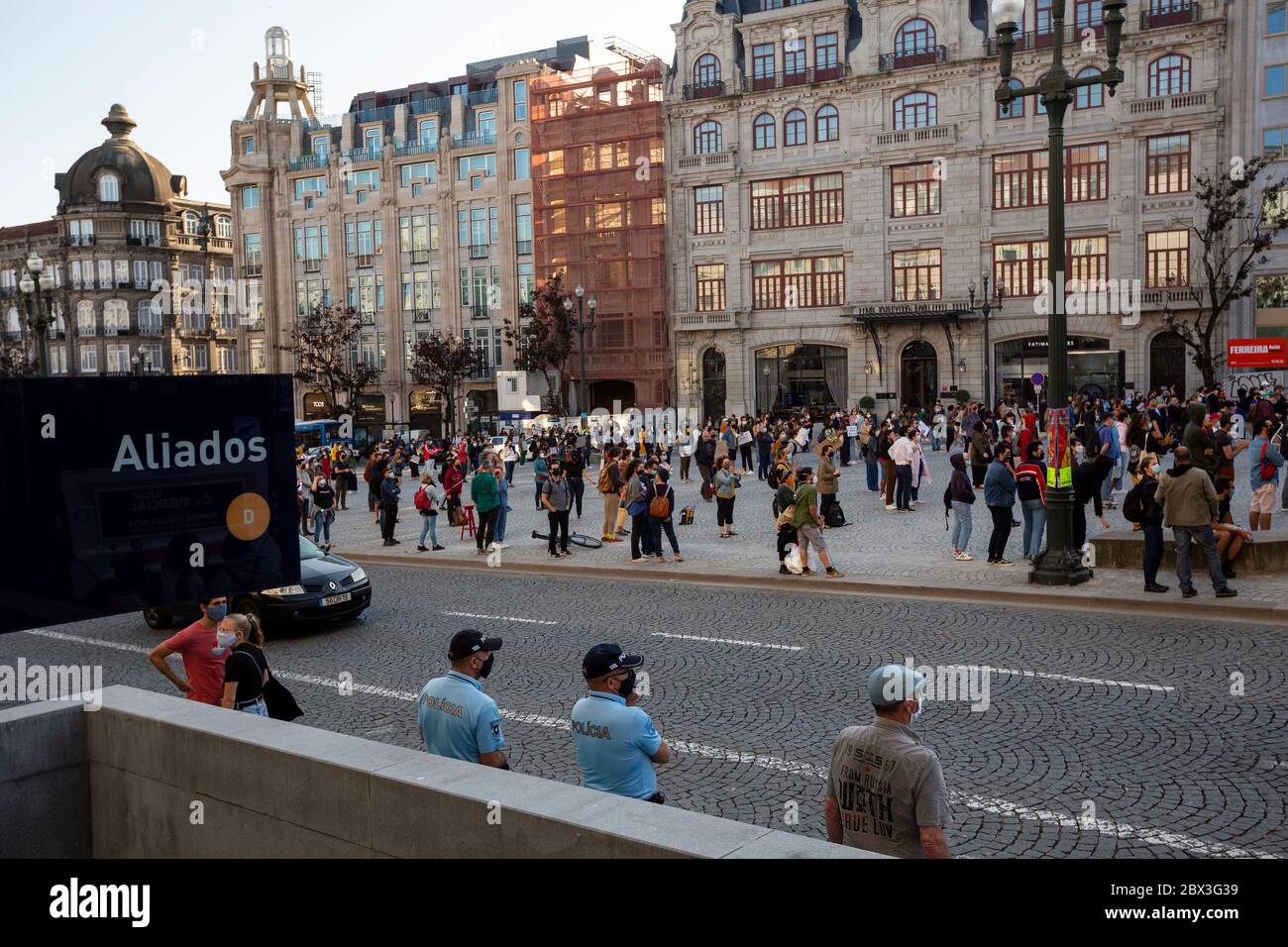 Künstler nehmen an einer nationalen Demonstration für dringende Maßnahmen für Künstler und Kulturschaffende in der Avenida dos Aliados in Porto am 4. Juni 2020 Teil. Stockfoto