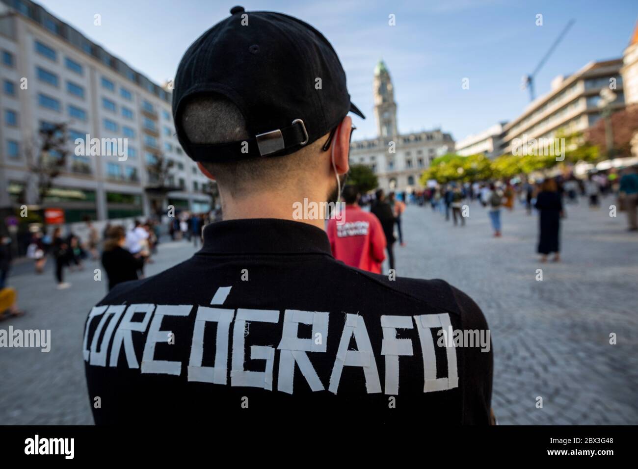 Künstler nehmen an einer nationalen Demonstration für dringende Maßnahmen für Künstler und Kulturschaffende in der Avenida dos Aliados in Porto am 4. Juni 2020 Teil. Stockfoto