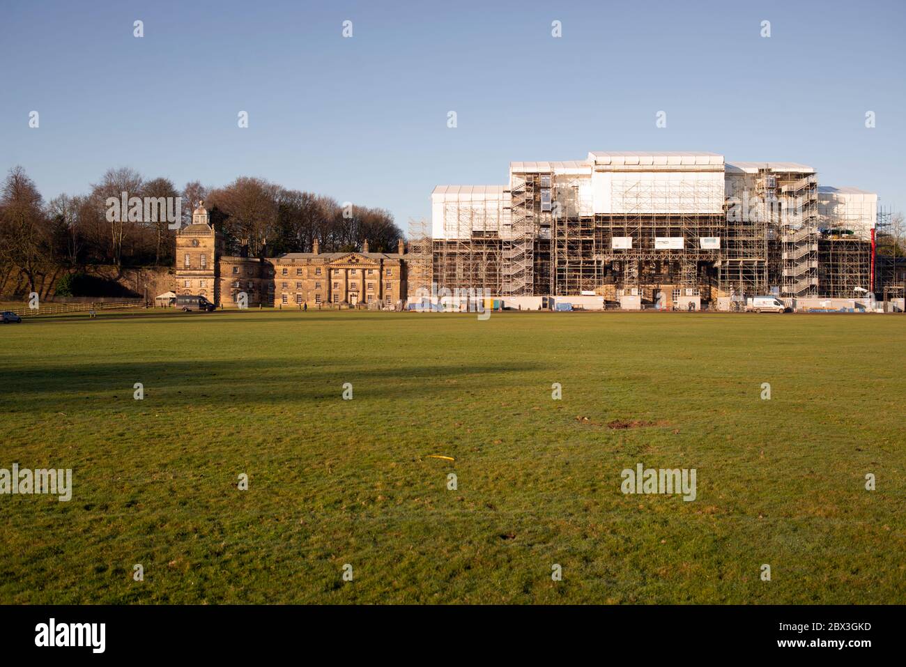 Gerüste umgeben den größten Teil der Ostfront des Wentworth Woodhouse Herrenhauses während der Restaurierung, South Yorkshire, Englamd. Stockfoto