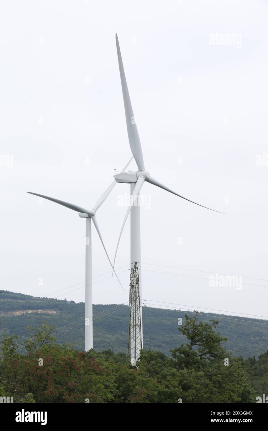 2 Windenergieanlagen aus der Ferne Stockfoto
