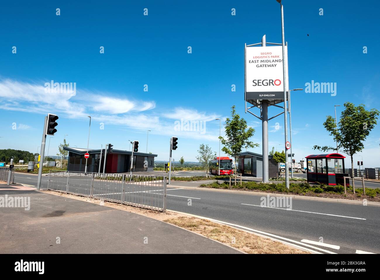 Busbahnhof in einem neuen Logistikpark Stockfoto