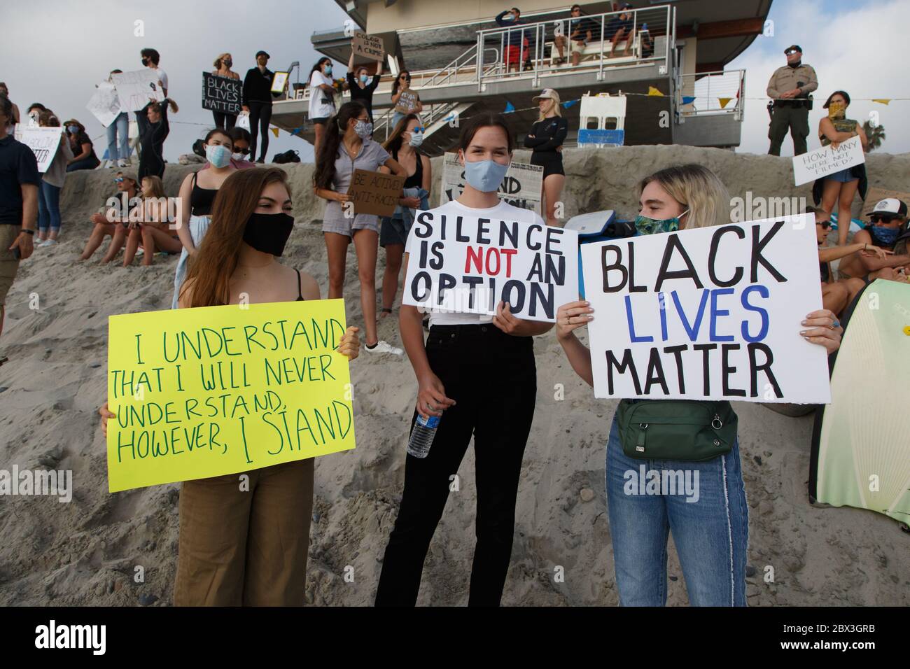 Moonlight Beach, Encinitas, CA. Juni 2020. Als Reaktion auf die Ermordung von George Floyd, der Paddel Out für Einheit in Solidarität mit Black Lives Matt Stockfoto