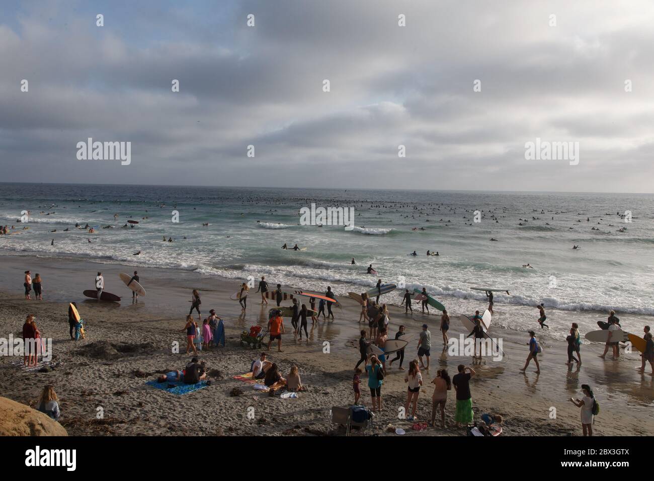 Paddeln Sie in die Einheit in Solidarität mit Black Lives Matter am Moonlight Beach, Encinitas, CA. Stockfoto