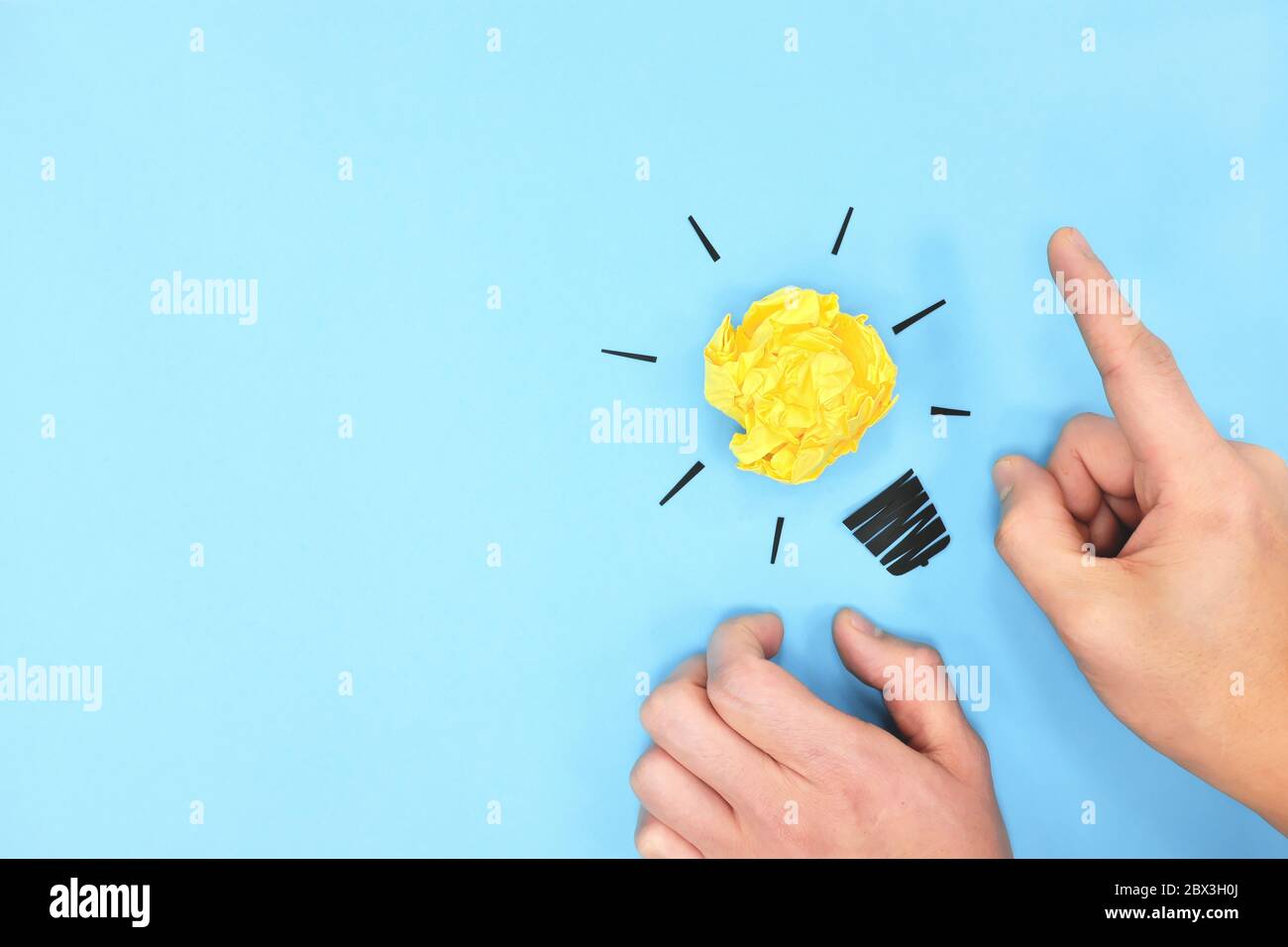 Gelbe Glühbirne in blauem Hintergrund flach gelegt. Strahlende neue Ideen und denkende Lösungskonzepte. Stockfoto