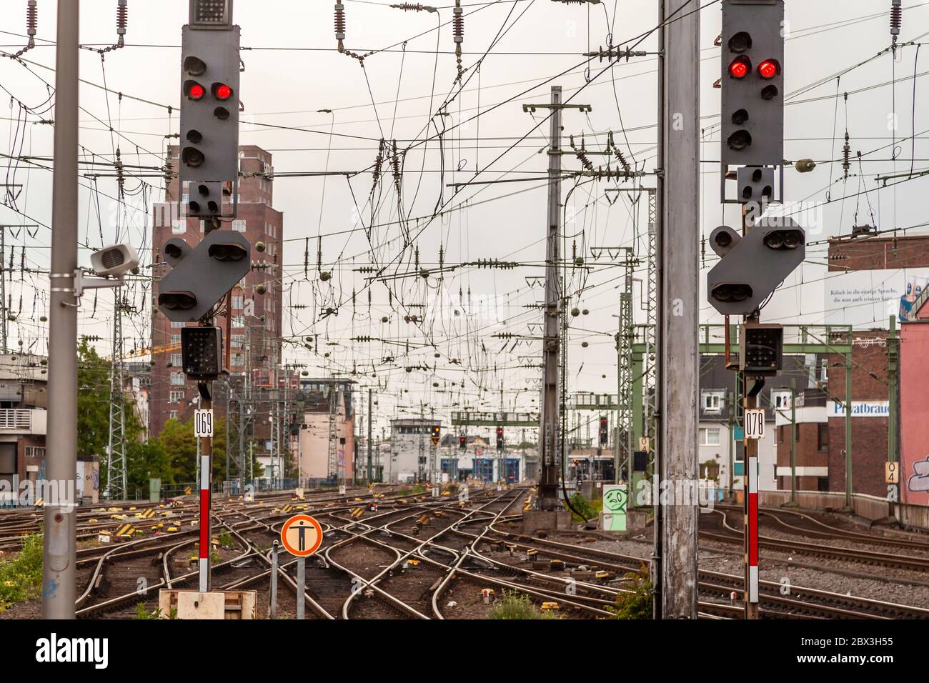 Gleise, Schalter, Signale und Oberleitungen am Kölner Hauptbahnhof. Köln Bahnhof, Deutschland Stockfoto