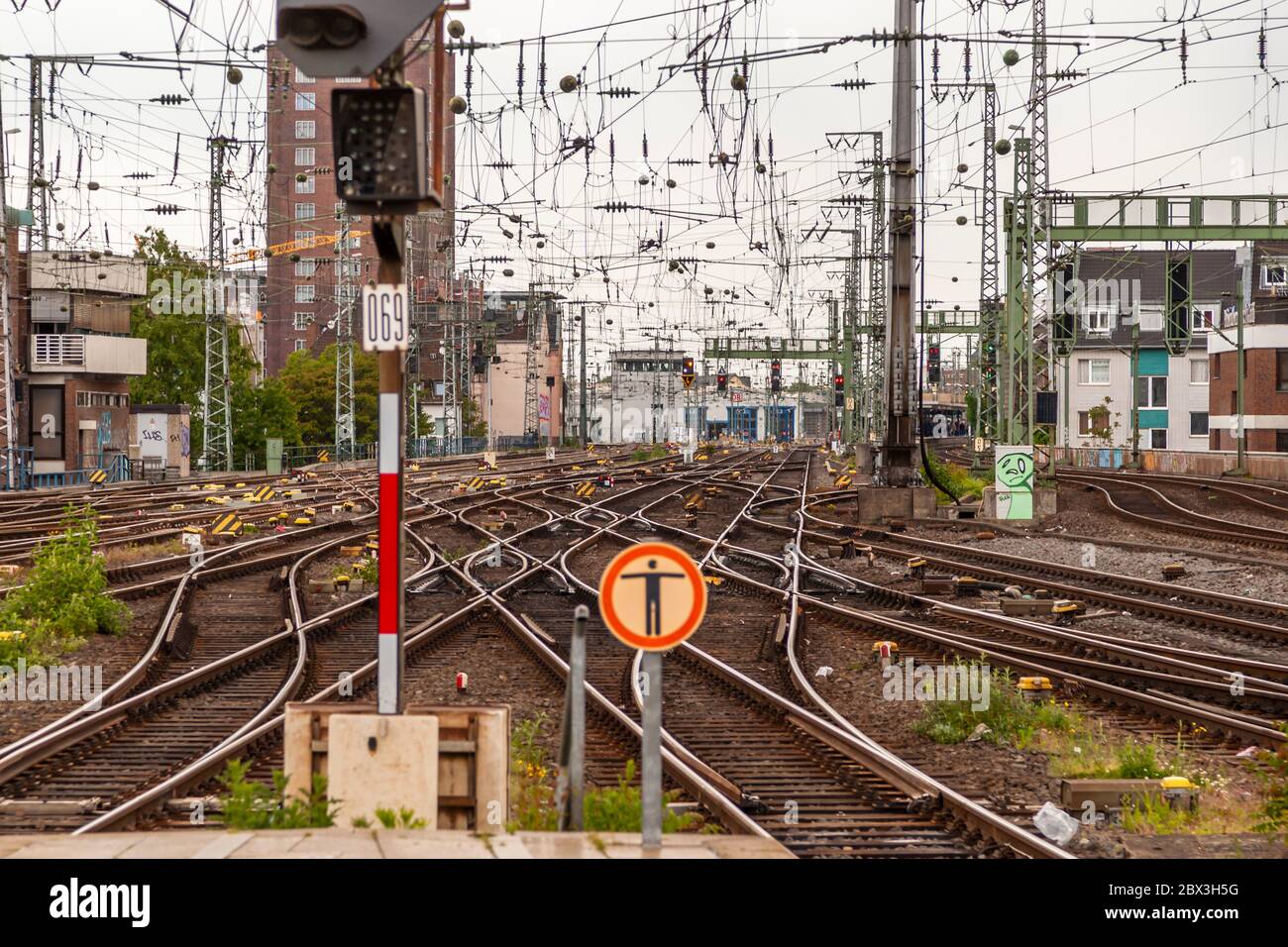 Gleise, Schalter, Signale und Oberleitungen am Kölner Hauptbahnhof. Köln Bahnhof, Deutschland Stockfoto