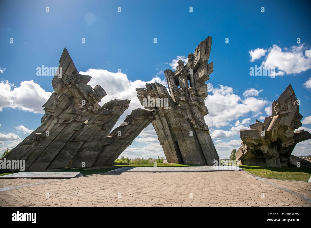 Gedenkstätte für die Opfer des Nationalsozialismus in der Neunten Fort, Kaunas, Litauen. Weitwinkel Panoramablick auf bewölkten Himmel Hintergrund. Stockfoto