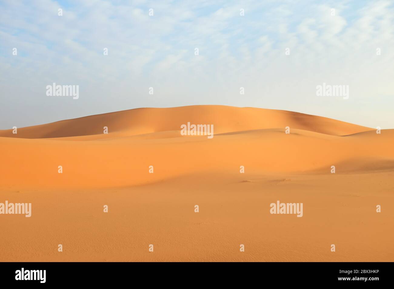Leuchtend orange Wüstenlandschaft Sanddünen in der Al Dahna Wüste, Riad, Saudi Arabien. Stockfoto