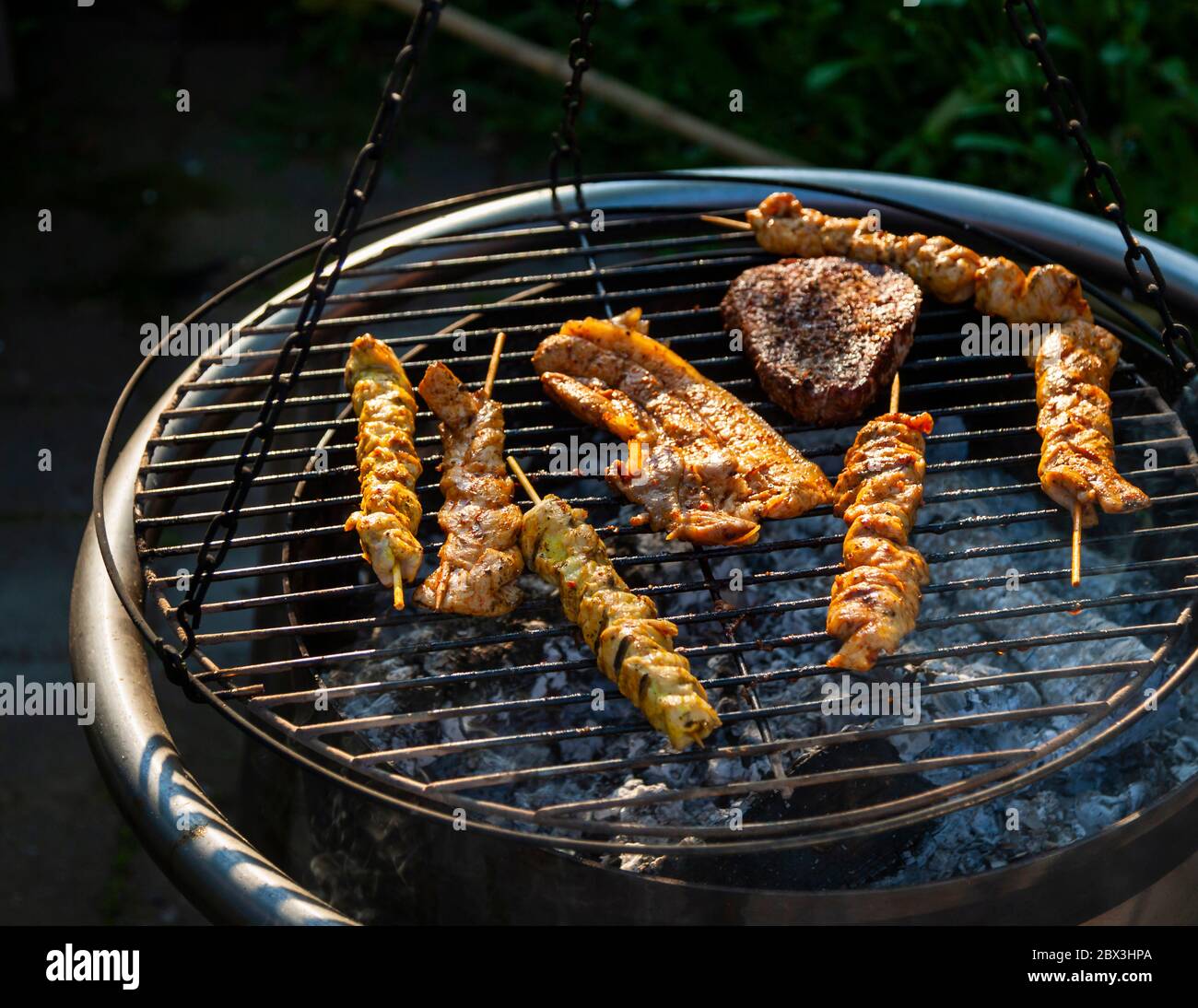 Fleischspieße und Steaks auf dem Holzkohlenfeuer. Fleisch auf dem Grill in  Grevenbroich, Deutschland Stockfotografie - Alamy