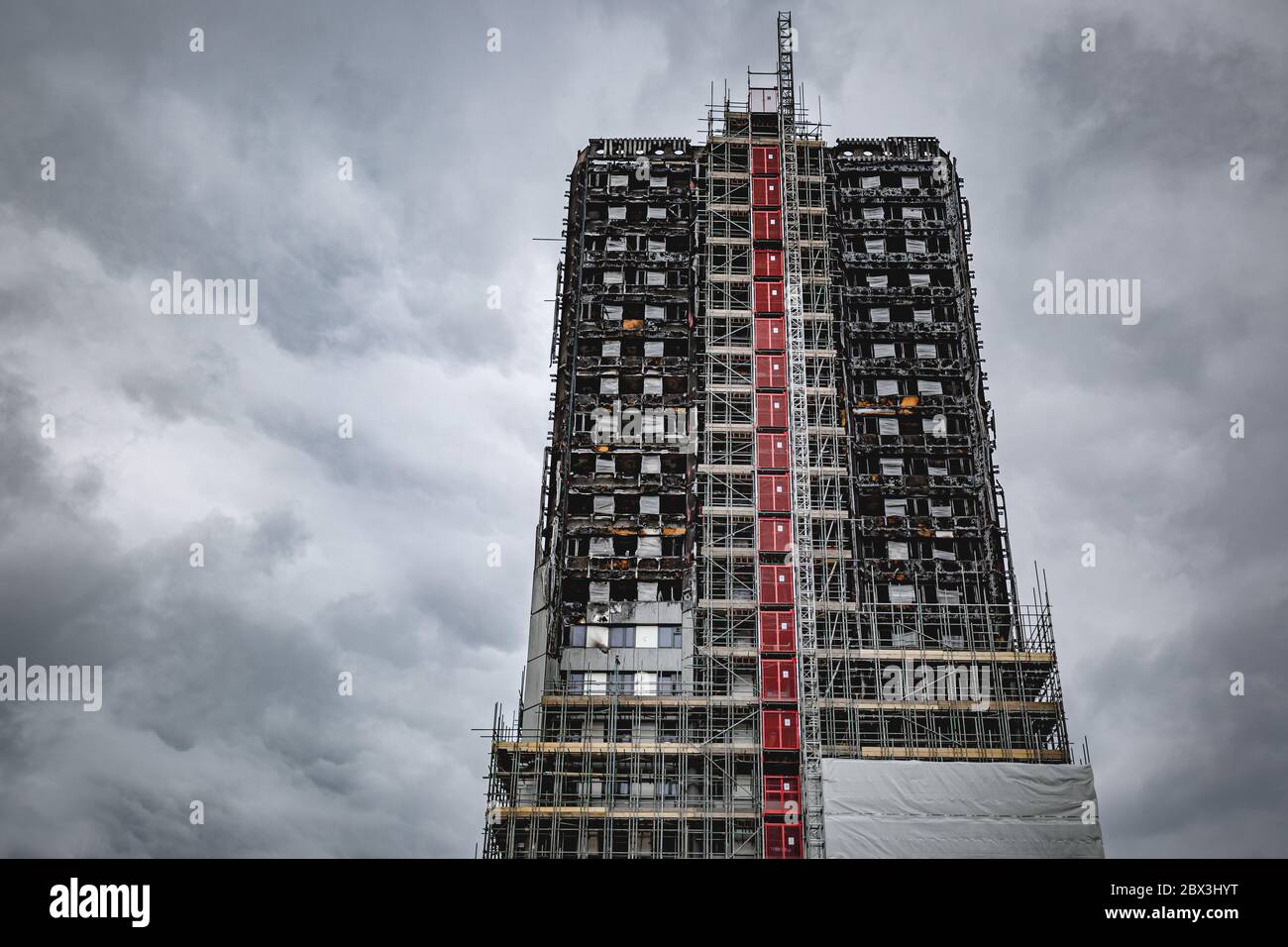 Verkohlte Überreste des Grenfell Tower - 24-stöckiges Wohnturm-Block in London, zerstört durch einen schweren Brand im Juli 2017. Bild aufgenommen am 18/02/20018 Stockfoto