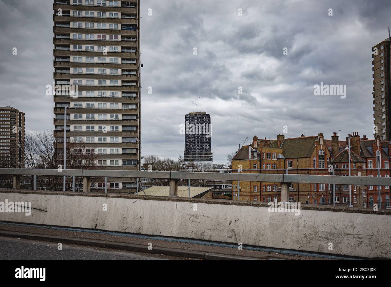 Verkohlte Überreste des Grenfell Tower - 24-stöckiges Wohnturm-Block in London, zerstört durch einen schweren Brand im Juli 2017. Bild aufgenommen am 18/02/20018 Stockfoto