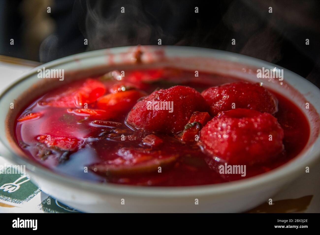 Traditionelle heiße rote Rüben-Kubbe-Suppe, ein berühmtes mittelöstliches Knödel-Suppengericht, serviert in einer Schüssel. Jerusalem, Israel. Stockfoto