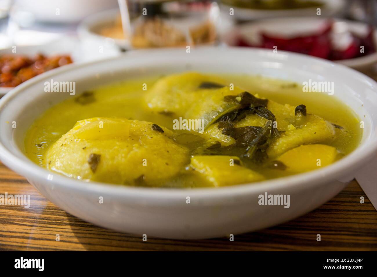 Traditionelle heissgelbe Kubbe-Suppe, ein berühmtes mittelöstliches Knödel-Suppengericht, serviert in einer Schüssel. Jerusalem, Israel. Stockfoto