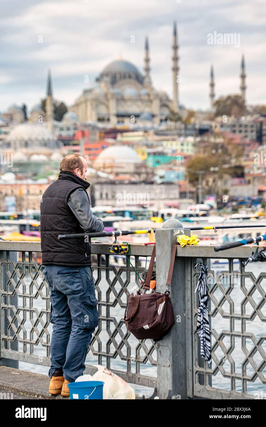 Fischer auf der Galata Brücke mit Süleymaniye Camii im Abstand bei Sonnenaufgang Istanbul, Türkei. Stockfoto