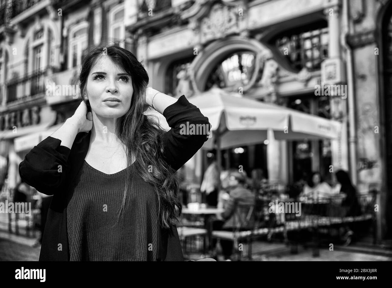 Eine Portugiesin steht vor dem Café Majestic an der Rua de Santa Catarina in Porto, Portugal. Stockfoto