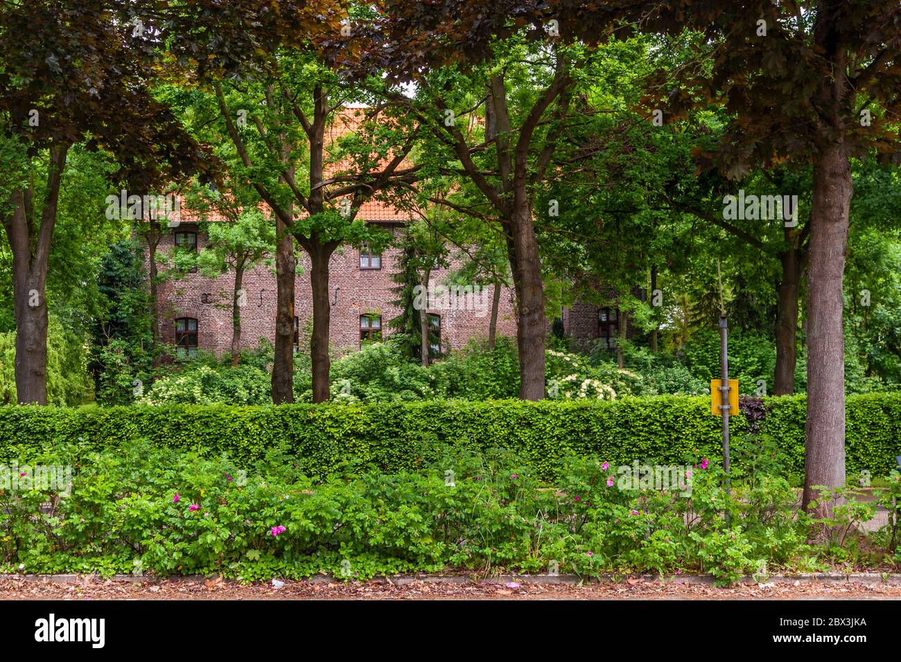 Das Haus Paland (nach dem deutschen Wort Pfahlland, weil in diesem Sumpfland Häuser auf Pfählen gebaut wurden) befindet sich im Bezirk Erkelenz Borschewitsch. Verlassene Stadt Borschewitsch, Deutschland. Braunkohleablagerungen unter Dörfern im Niederrhein führen dazu, dass die Bewohner ihr Grundstück und das Zentrum des Lebens verlassen Stockfoto