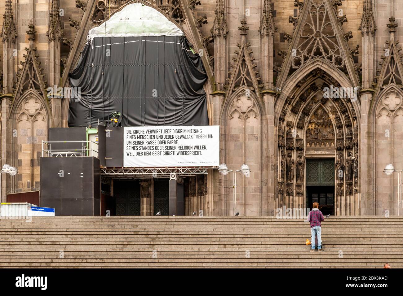 Inschrift auf dem Kölner Dom unter Berufung auf das II. Vatikanische Konzil „Nostra aetate“ 1965 und Ausdruck der Gleichberechtigung aller Menschen an der Fassade des Kölner Doms, Deutschland Stockfoto