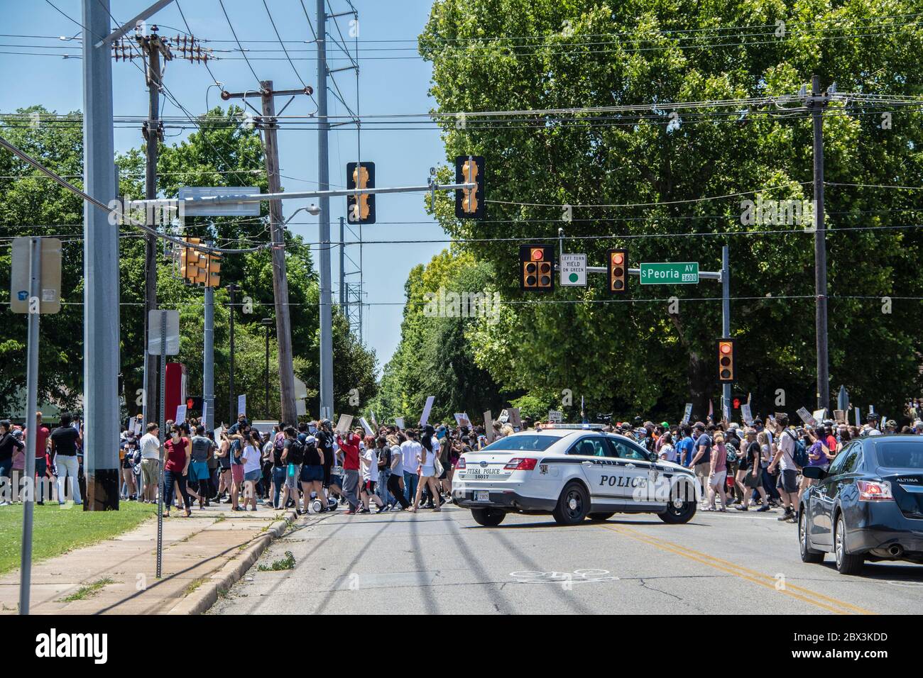 O5-30-2020 Tulsa USA Menschenmenge mit Schildern markieren Brookside mit Schildern in BLM Rallye - Polizeiauto blockiert Seitenstraße Stockfoto