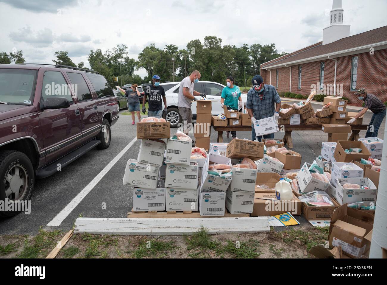 High Springs Mobile Pantry ist eine Lebensmittelbank, die mit "Brot der Mächtigen" arbeitet, um Nahrung an Bedürftige in High Springs, Florida, zu verteilen. Stockfoto