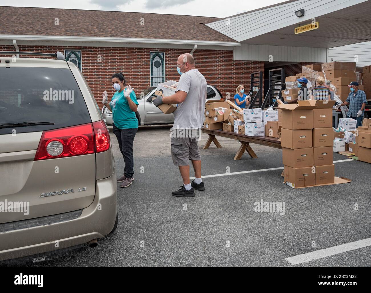 High Springs Mobile Pantry ist eine Lebensmittelbank, die mit "Brot der Mächtigen" arbeitet, um Nahrung an Bedürftige in High Springs, Florida, zu verteilen. Stockfoto