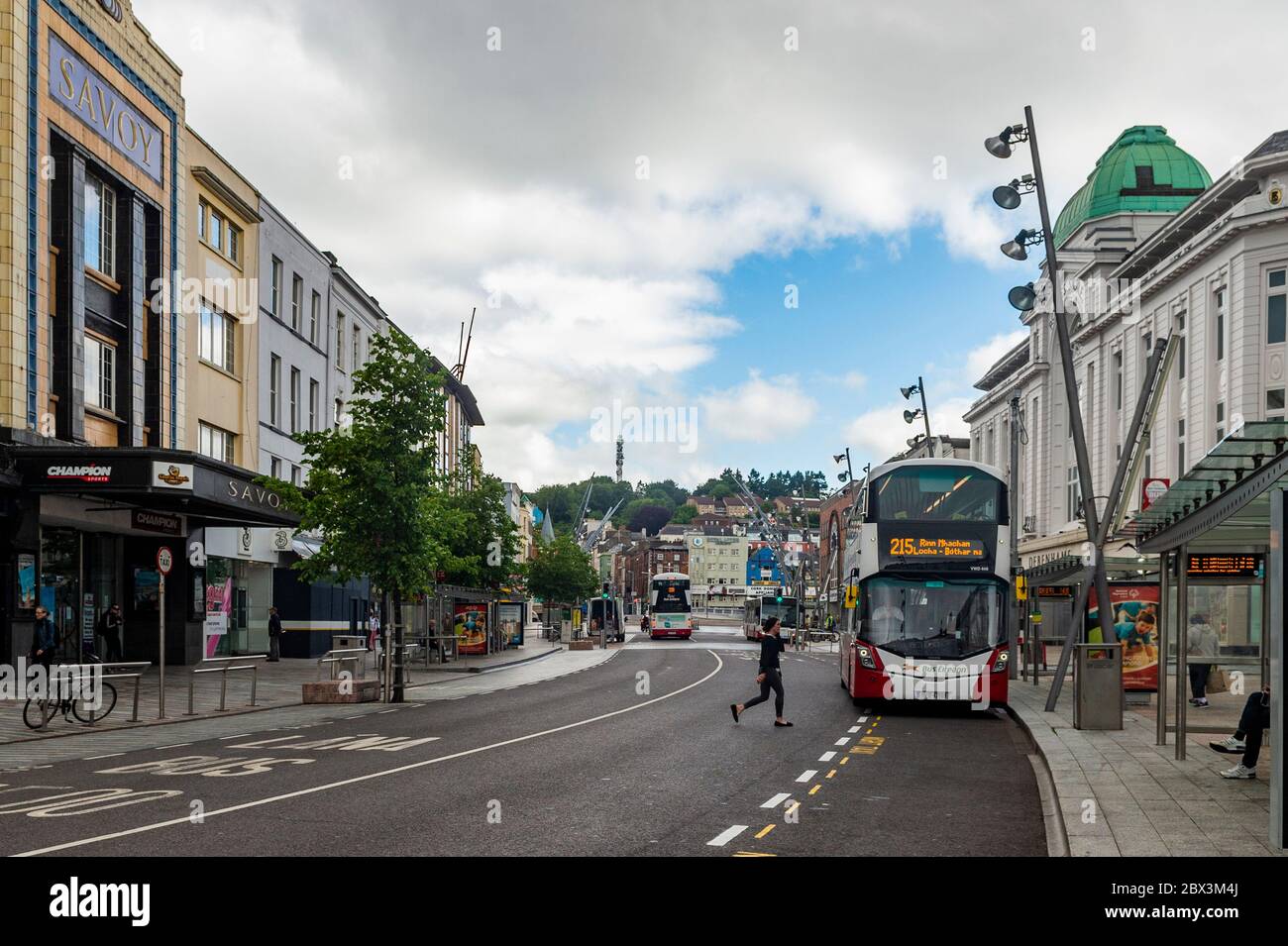Bus Eireann Busse auf einer fast menschenleeren Patrick Street, Cork City, Irland. Stockfoto