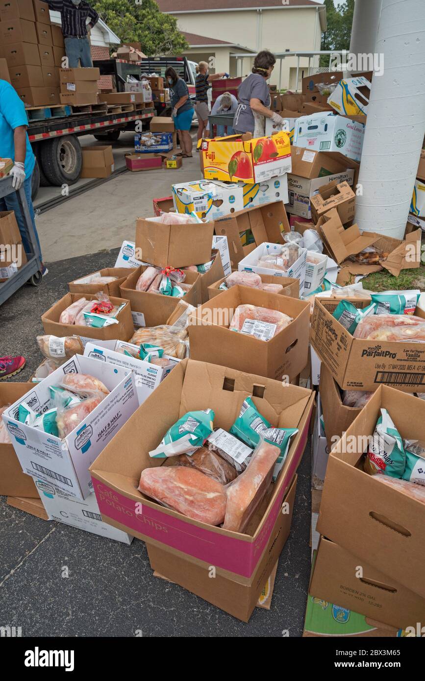 High Springs Mobile Pantry ist eine Lebensmittelbank, die mit "Brot der Mächtigen" arbeitet, um Nahrung an Bedürftige in High Springs, Florida, zu verteilen. Stockfoto