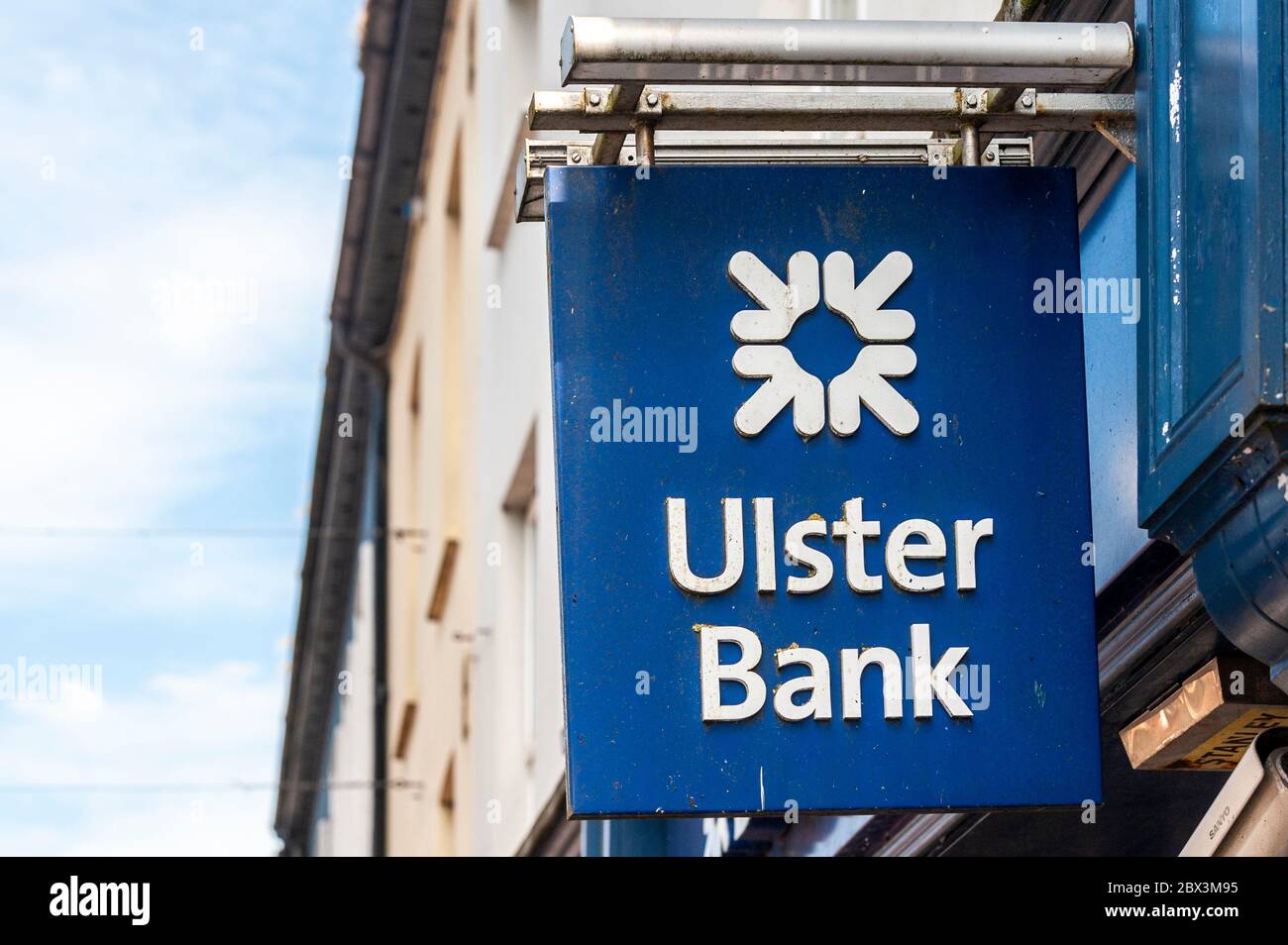 Ulster Bank Sign, die zur RBS-Gruppe gehört, befindet sich in Bandon, West Cork, Irland. Stockfoto