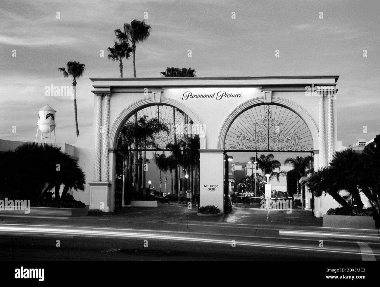 Außenansicht des Paramount Pictures Studios von außerhalb Melrose Gate auf Melrose Ave. In Hollywood bei Sonnenuntergang. Stockfoto