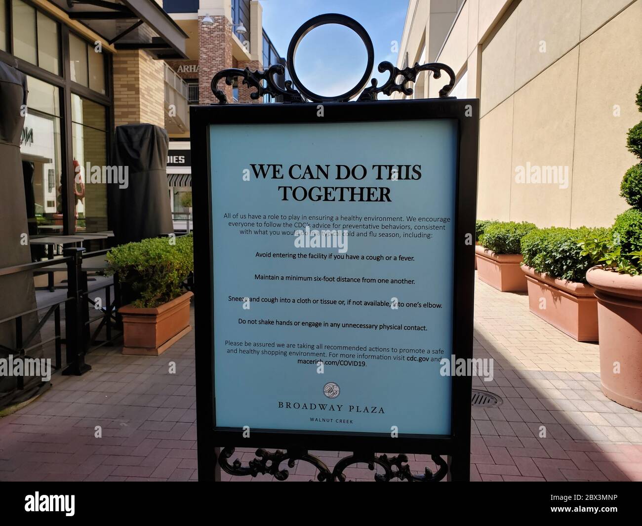 Ein Schild liest We Can Do This Together und gibt soziale Distanzierungsrichtlinien im Broadway Plaza Einkaufszentrum in Walnut Creek, Kalifornien, 16. April 2020. () Stockfoto