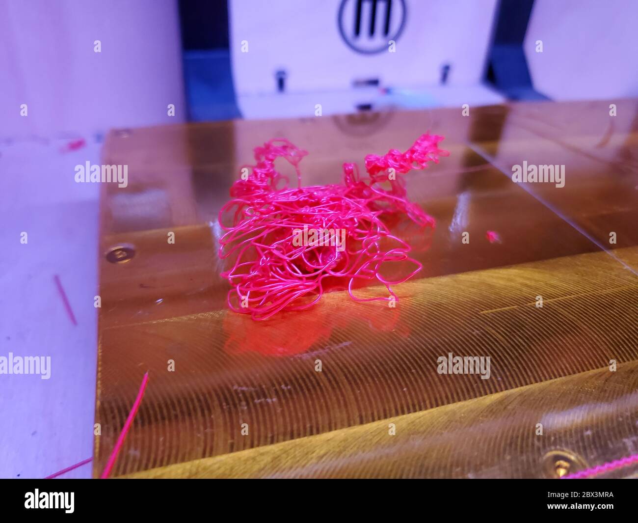 Rot extrudiertes Filament auf der Bauplatte eines Makerbot 3D-Druckers, San Ramon, Kalifornien, 20. April 2020. () Stockfoto
