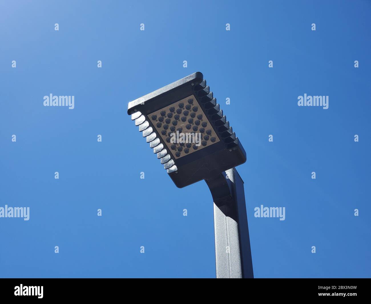 Low-Angle-Ansicht der Light Emitting Diode (LED) Straßenlaterne gegen blauen Himmel bei Tag, San Ramon, Kalifornien, 28. April 2020. () Stockfoto