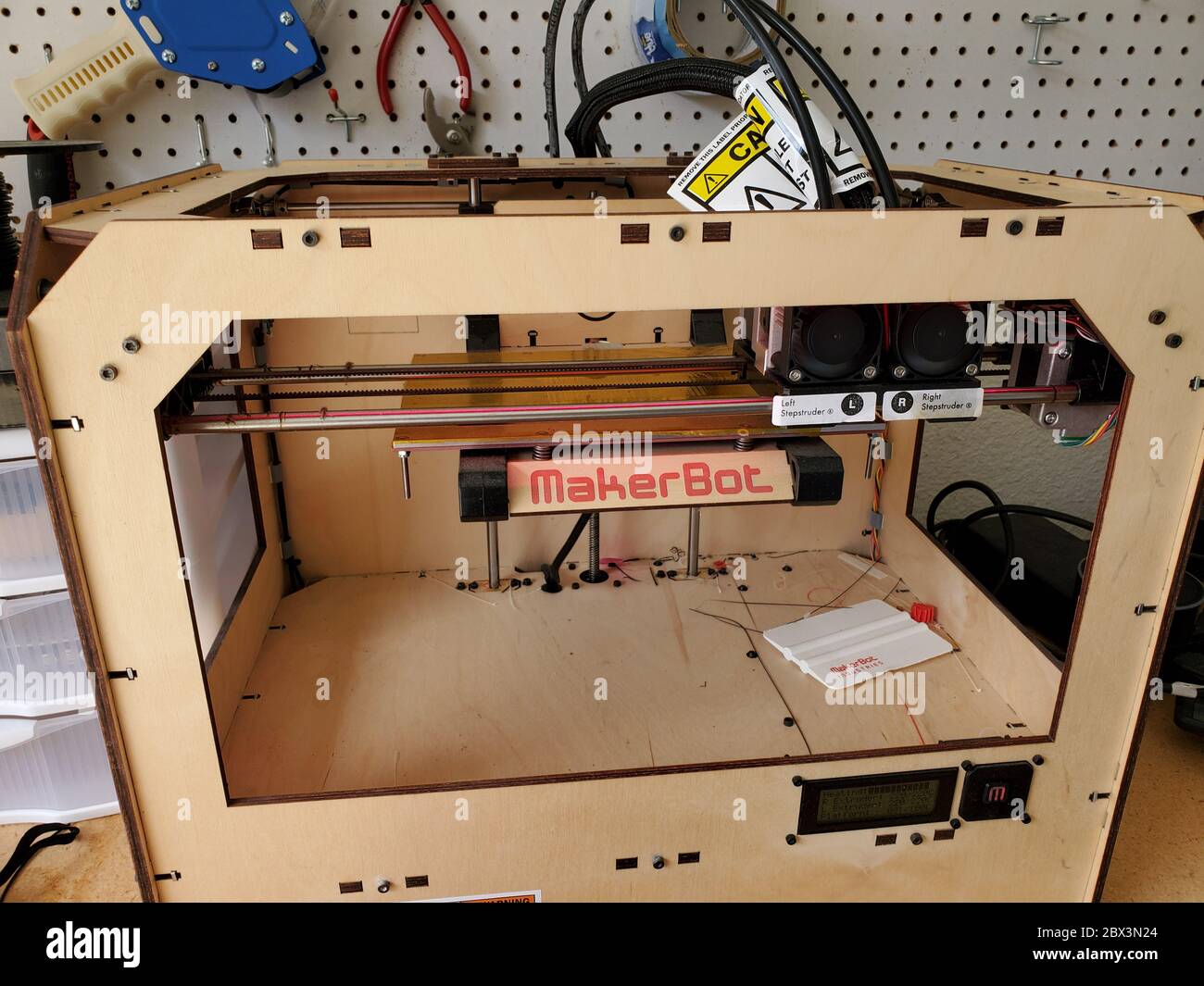 Nahaufnahme des Makerbot-Logos auf dem 3D-Drucker Replicator, San Ramon, Kalifornien, 19. April 2020. () Stockfoto