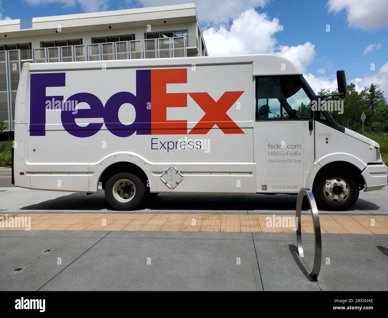Federal Express (Fedex) Lieferwagen in der Ladedock in San Ramon, Kalifornien, 18. Mai 2020 geparkt. () Stockfoto