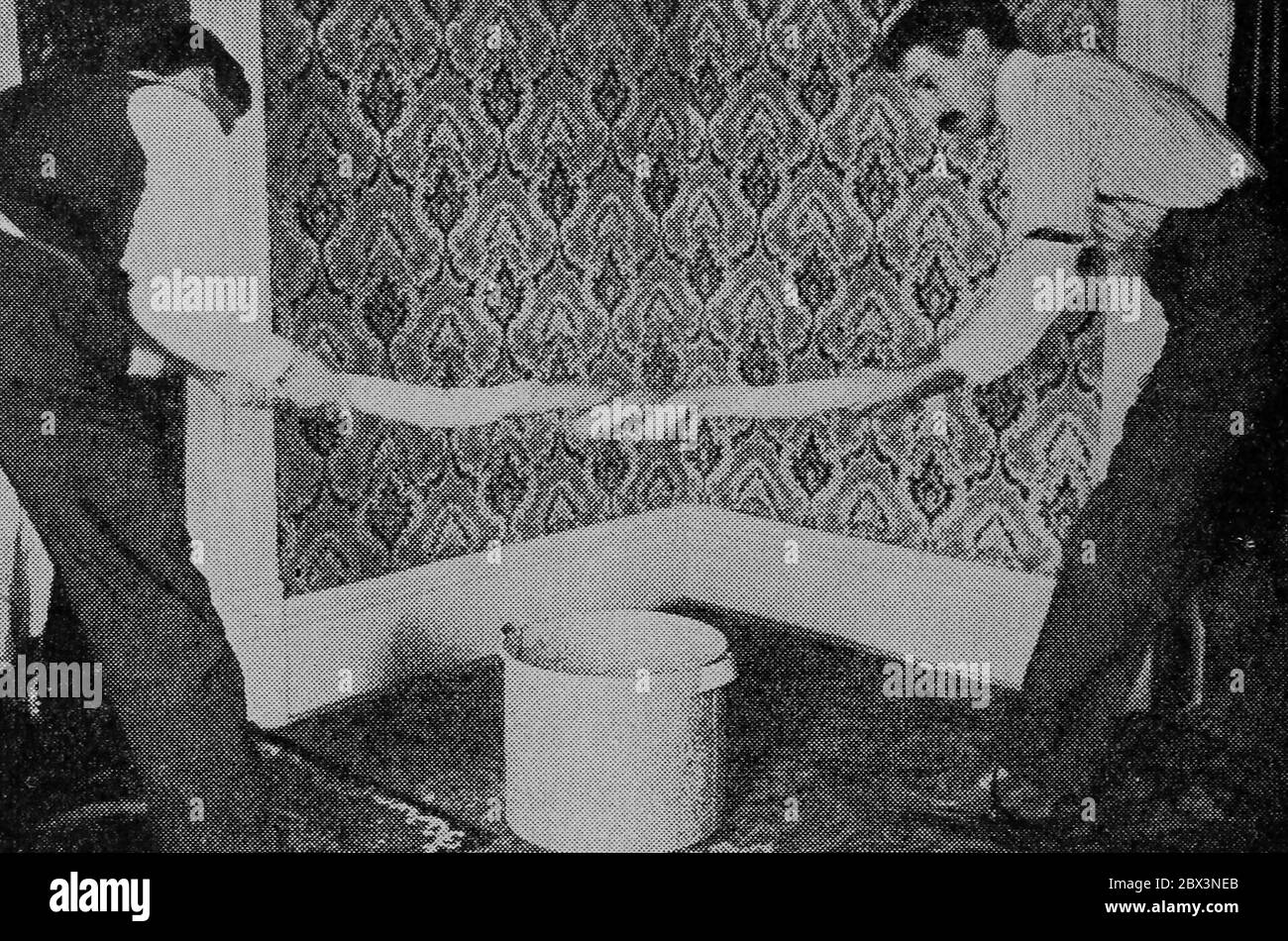 Bild aus dem Buch 'Epidemien, wie man sie trifft' von Louis A. Hansen, mit zwei Männern wringen eine nasse Decke, veröffentlicht von Review and Herald Publishing Association, 1919. Courtesy Internet Archive. () Stockfoto