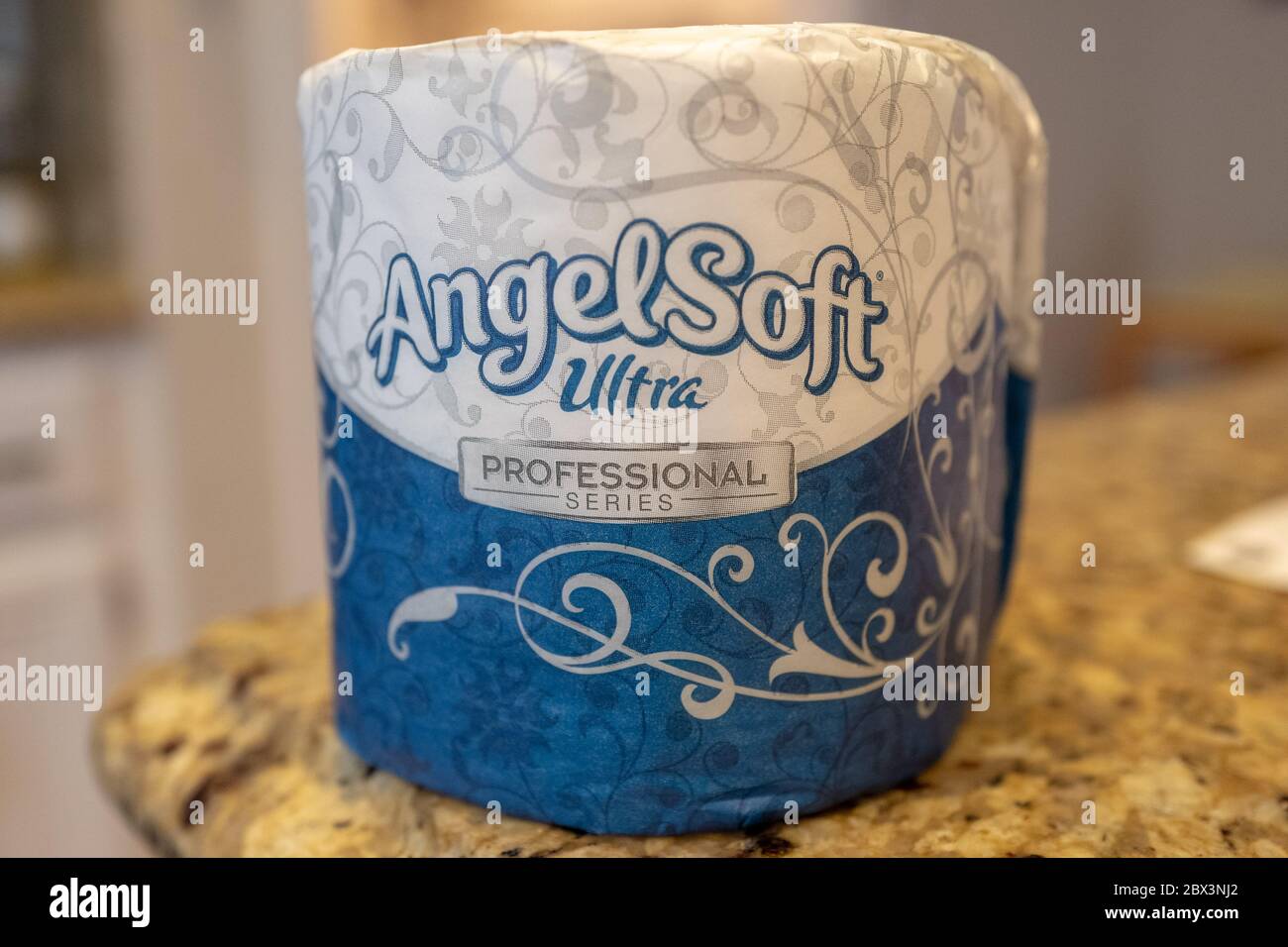 Nahaufnahme der Rolle von AngelSoft Ultra kommerziellem Toilettenpapier, San Ramon, Kalifornien, 8. April 2020. () Stockfoto