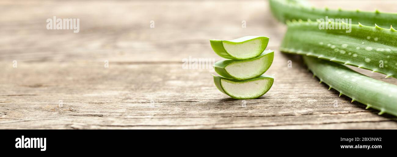 Stücke Aloe Vera mit Fruchtfleisch auf einem hölzernen Hintergrund. Stockfoto