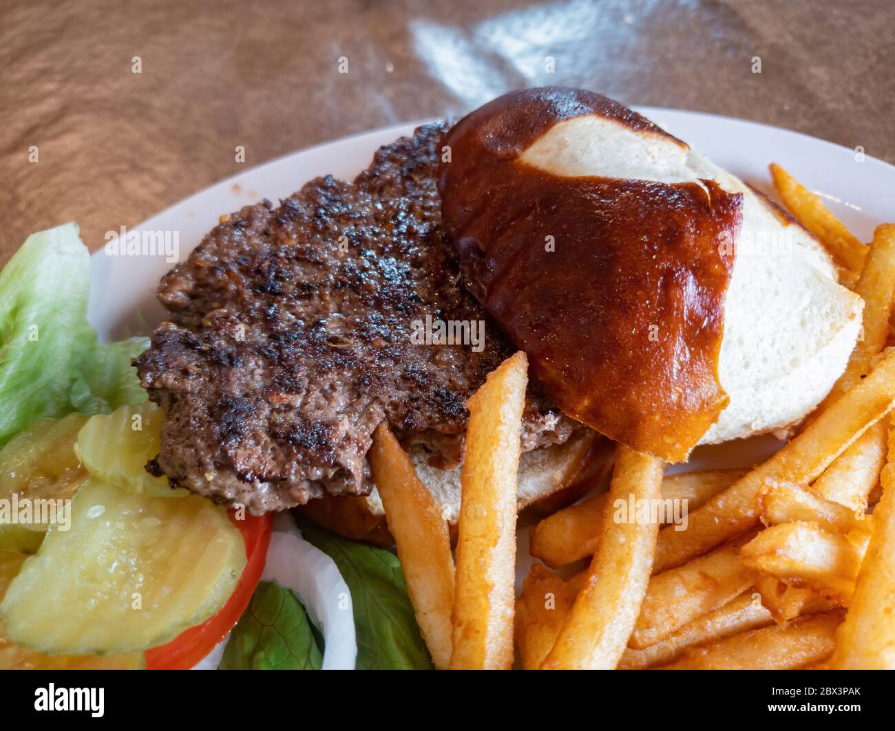 Nahaufnahme eines leckeren Bison Burger mit pommes Frites und Salat, gegessen in Utah Stockfoto