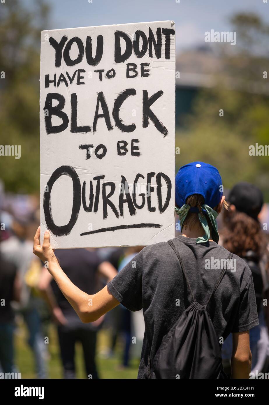 Protestierende mit Schild an der Demonstration zu Ehren von George Floyd, im Pan Pacific Park im Fairfax Viertel von Los Angeles, Kalifornien. Stockfoto